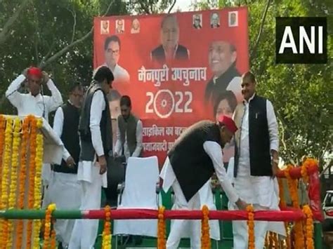 Up Akhilesh Yadav Seen Touching Shivpal Yadavs Feet During By Poll