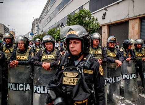 Crisis En Perú Fuerzas Armadas Y La Policía “no Acatarán” Decisiones