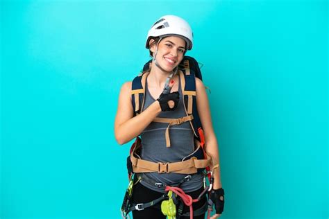 Mulher Jovem Alpinista Italiana Isolada Em Fundo Azul Dando Um Polegar