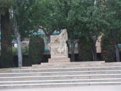 Monumento A Pau Casals En La Plaza Bach El Vendrell Tarragona