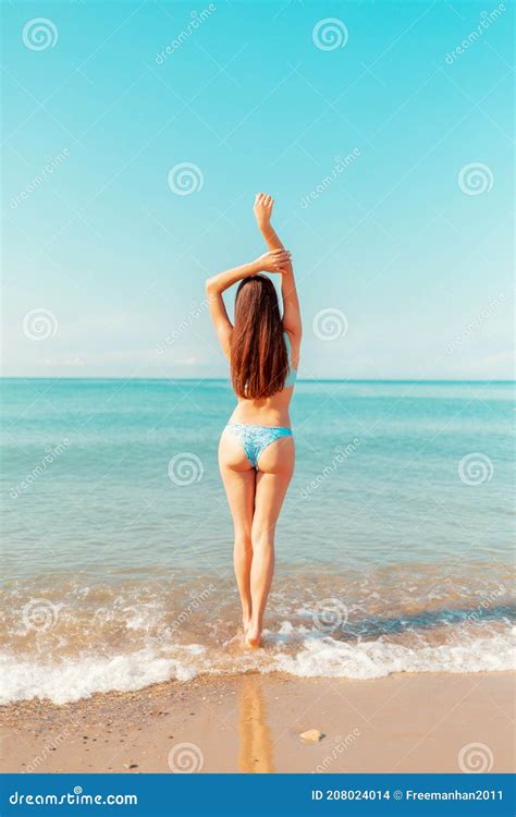 Verano Una Mujer En Bikini Posa Contra El Mar Y El Cielo Espacio De Copia Vista Posterior El