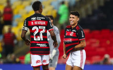 Flamengo Mostra Superioridade Convence E Bate O S O Paulo No Maracan