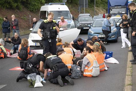 Berlin Klimakleber Blockieren Rettungswagen