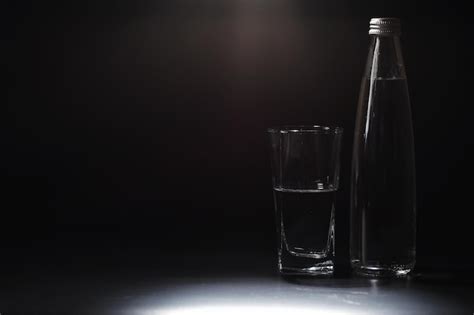 Cerrar Vertiendo Agua Potable Purificada De La Botella Sobre La Mesa En