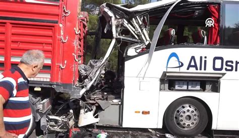 Yine yolcu otobüsü faciası Adana da feci kaza Yolcu otobüsü TIR a