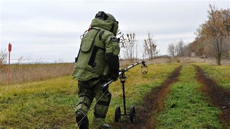 Ukraine les démineurs soutien indéfectible des soldats sur le front à