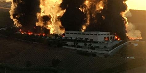 La nube nera che spaventa Alcamo dopo l incendio è allarme diossina