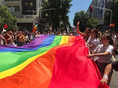 Pogledajte Kako Je Bilo Na Prvom Trijumfalnom Gay Prideu U Sjevernoj Makedoniji Tportal