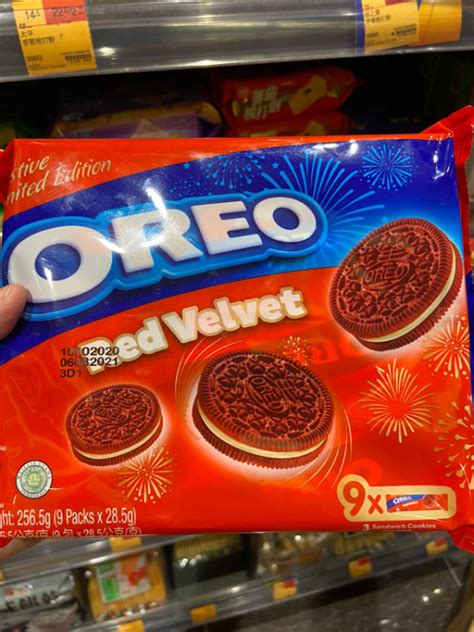 Oreo Red Velvet Sandwich Cookies With Cheesecake Flavoured Cream 奧利奧 紅絲絨蛋糕口味夾心餅乾 1source