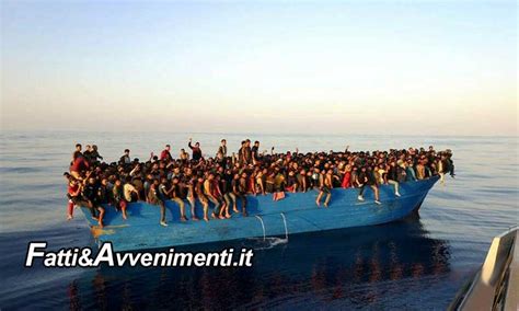 Lampedusa Barcone Con 550 Migranti Di Cui Solo 3 Donne Arriva Sotto