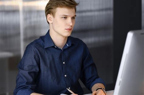 Joven Empresario Rubio Trabajando Con Computadora El Negocio De Inicio