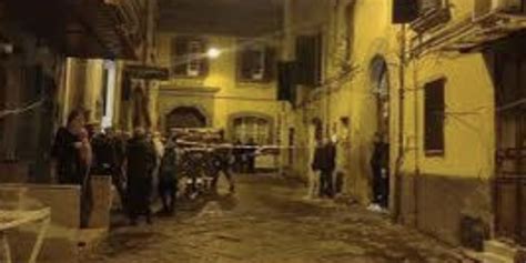 Prima Lesplosione Poi Il Crollo Di Un Palazzo Al Centro Di Napoli Un