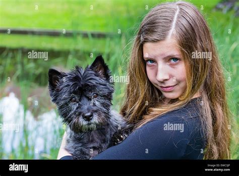 Jolie Fille Blonde Et Son Chien Banque De Photographies Et Dimages Haute R Solution Alamy