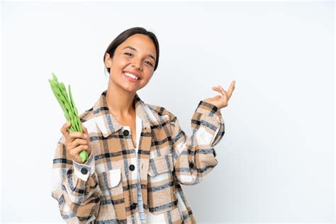 Jovem Mulher Hisp Nica Segurando Um Feij O Verde Isolado No Fundo