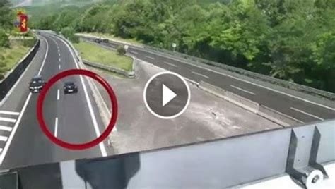 Folle Corsa Contromano In Autostrada Sull A Per Km Verso Roma