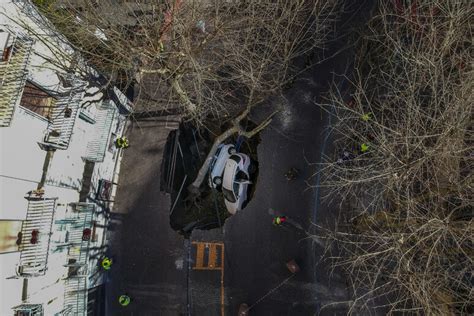 Voragine A Napoli Rimosse Le Due Auto E Lalbero Sprofondati La