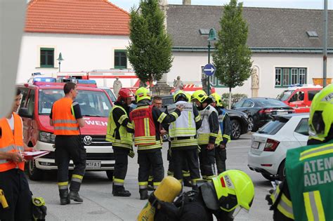 Gesamtübung Brandeinsatz realitätsnahe Übung am Kirchenplatz