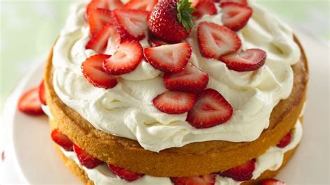 White Chocolate Strawberry Cake