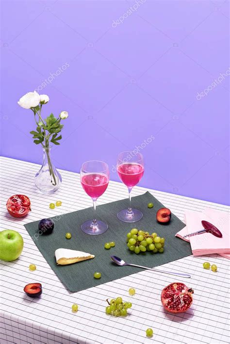 Set de vasos con vino rosa Naturaleza muerta Selección de aperitivo