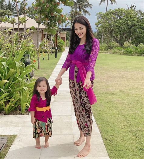 Anggun Dan Menawan Gaya Elegan Artis Memakai Kebaya Bali