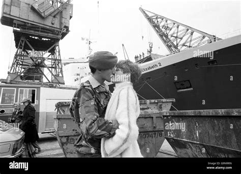 Falklands War - QE2 Stock Photo: 109273801 - Alamy