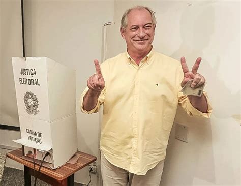 Ciro Gomes afirma ser sua última eleição após votar em Fortaleza