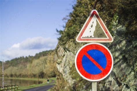 Foto De Panneau De Signalisation De Risque De Chutes De Pierres Et