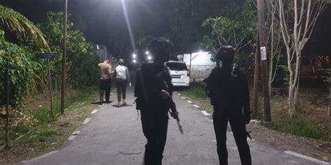 Brimob Bersenjata Lengkap Berjaga Di Lokasi Ledakan Asrama Polisi