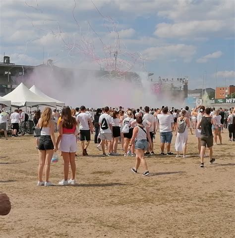 Holi Festival Hamburg Wumms da schießen Konfetti in Luft