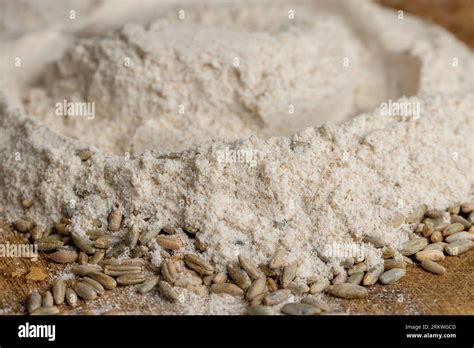 Wheat Flour With Bran For Cooking Bread Unrefined Organic Flour With