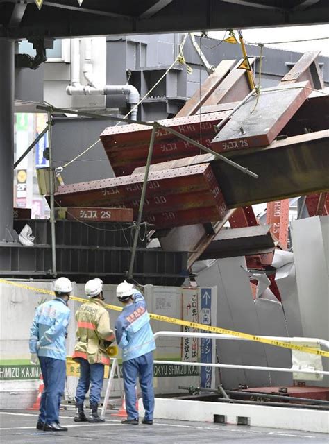 あわや大惨事、渋谷駅東口で鉄骨落下 解体作業中の足場崩れる サッと見ニュース 産経フォト