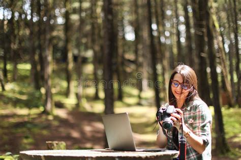 Junge Latina Fotograf Sitzend Im Wald Surfen Bilder In Ihrer Kamera Auf