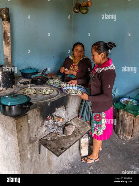 Native American Cooking Pots Hi Res Stock Photography And Images Alamy