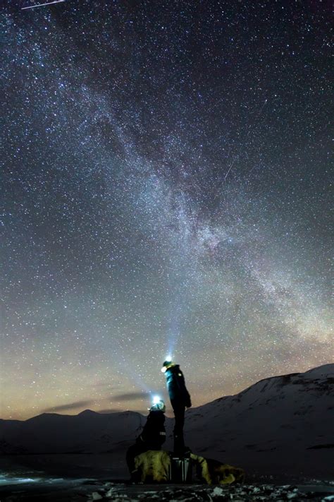 图片素材 性质 银河 大气层 沉思 空间 探险家 北极光 月光 外太空 天文学 勘探 斯瓦尔巴 阿拉斯加州 午夜 冒险家 多雪的景观 蓝色满天星斗的天空