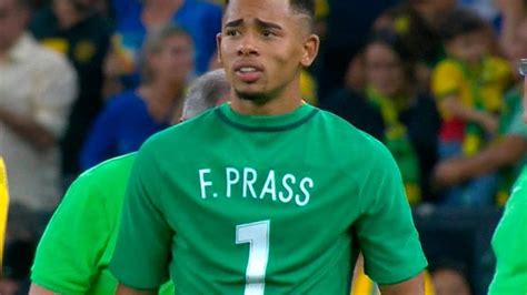 Torcedor Mirim Do Manchester City Parabeniza Gabriel Jesus Pelo Ouro