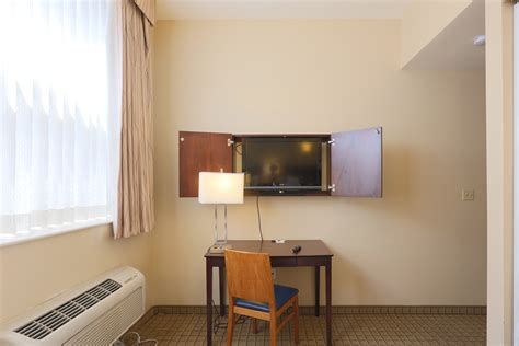 Rooms & Suites – Pointe Plaza Hotel