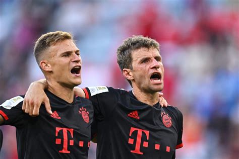 Bild zu Joshua Kimmich und Thomas Müller bei FC Bayern mit Corona