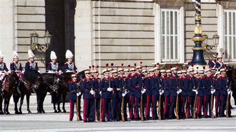 Cambio De Guardia Y Relevo Solemne En El Palacio Real