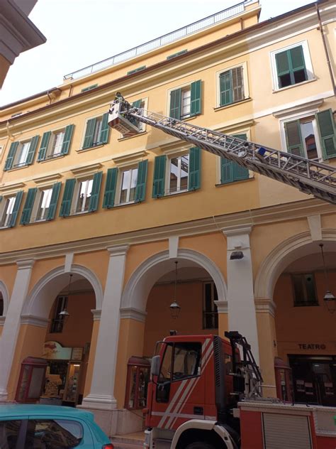 Imperia Persiana In Bilico In Via Bonfante Per Il Forte Vento