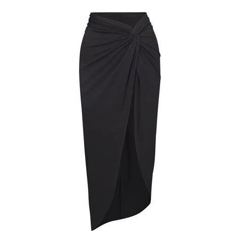 Jenny McCarthy And Carmen Electra Make One Piece Swimwear Hot Again In New Skims Campaign Glamour