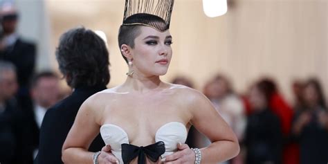 Florence Pugh Berrascht Mit Rasiertem Kopf Bei Der Met Gala