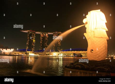 Merlion statue and skyline at night, Singapore Stock Photo - Alamy