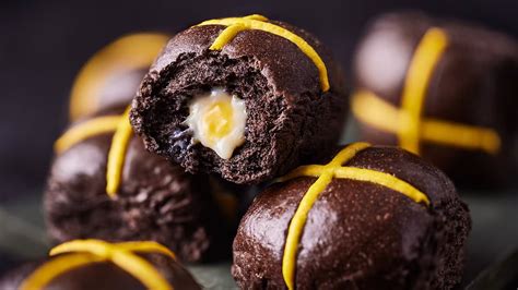 I Tried 6 Of The Most Outrageous Supermarket Hot Cross Bun Flavours Most Were Ridiculous And