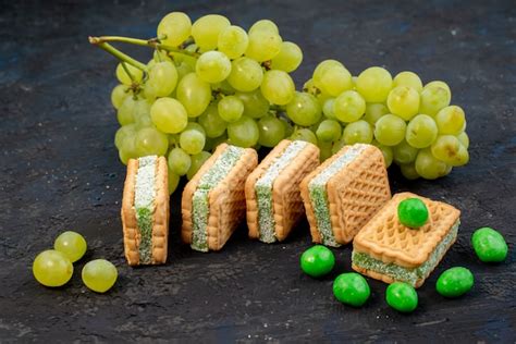 Uma Vista Frontal Uvas Verdes Frescas Azedas Suculentas E Maduras