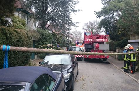 Sturm In Stuttgart Und Region Stuttgarter Polizei R Ckt Ber Mal