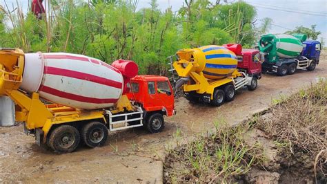 Mobil Truk Molen Cor Mixer Beton Ngecor Jalan Desa Melewati Jalan Lumpu