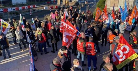 Visite dEmmanuel Macron à Cherbourg 250 manifestants réunis pour une