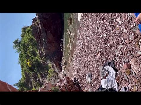 Sexo arriesgado en una playa pública llena de gente con creampie XVIDEOS