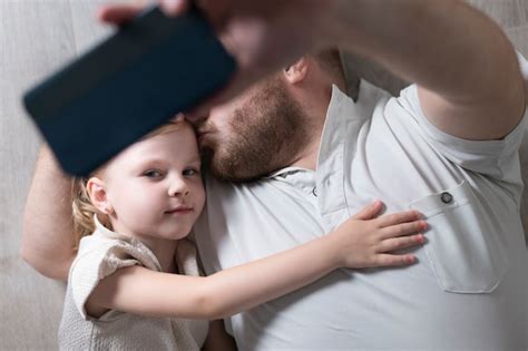 Père Prenant Un Selfie Avec Sa Fille Photo Gratuite