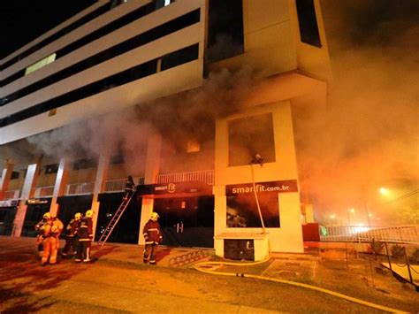 G1 Incêndio no 2º andar de prédio do DF atinge três apartamentos e